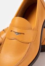 Lade das Bild in den Galerie-Viewer, Buxton Caffe Latte Nappa - Der Original Penny Loafer