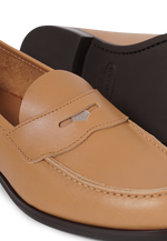 Lade das Bild in den Galerie-Viewer, Buxton Caffe Latte Nappa - Der Original Penny Loafer
